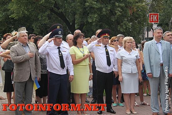 Сегодня, 23 августа, в День Государственного Флага, в Кропивницком, возле памятника Тарасу Шевченко, состоялась торжественная церемония возложения цветов и поднятия флага Украины.