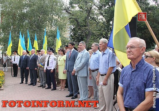 Сегодня, 23 августа, в День Государственного Флага, в Кропивницком, возле памятника Тарасу Шевченко, состоялась торжественная церемония возложения цветов и поднятия флага Украины.