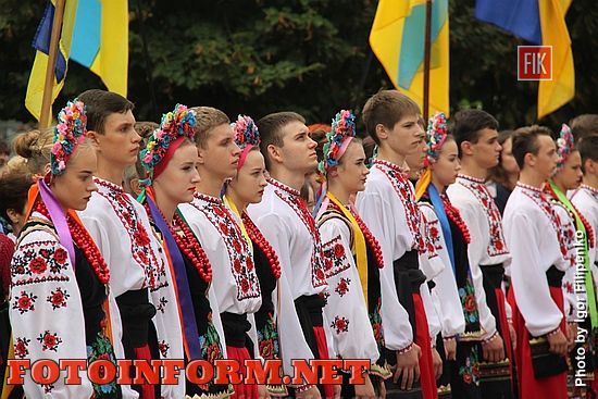 Сегодня, 23 августа, в День Государственного Флага, в Кропивницком, возле памятника Тарасу Шевченко, состоялась торжественная церемония возложения цветов и поднятия флага Украины.