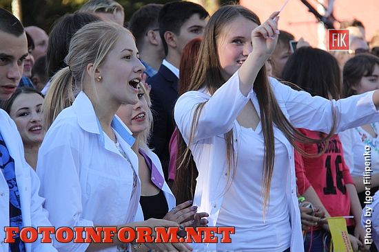 В центре города, на Театральной площади, состоялся танцевальный пати-квест «Посвящение в первокурсники».