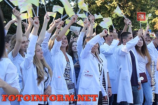 В центре города, на Театральной площади, состоялся танцевальный пати-квест «Посвящение в первокурсники».