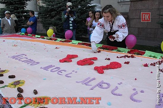 Кропивницкий: горожан угостили имениным тортом «Картофельное чудо»