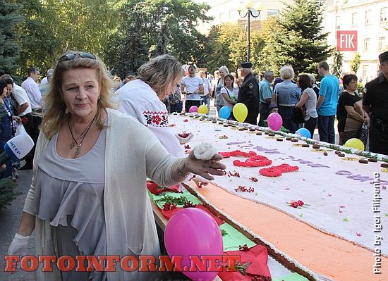 Кропивницкий: горожан угостили имениным тортом «Картофельное чудо»