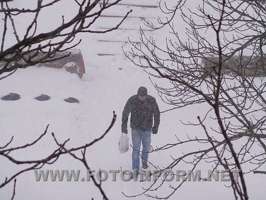 Сегодня, 6 января, в городе начался снегопад, который под вечер только усилился. Жители города стараются смотреть под ноги, так как снег покрыл ступеньки и бордюры пешеходных тротуаров.