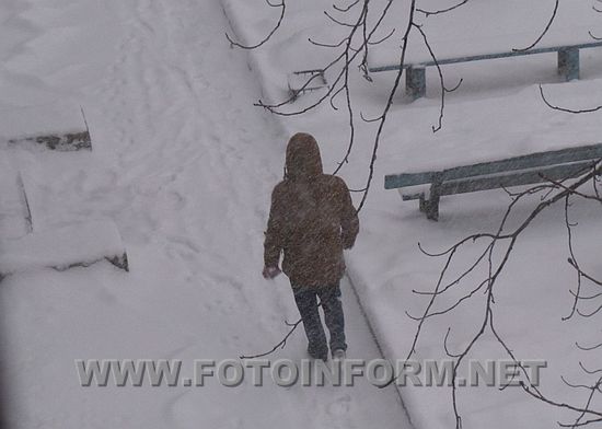 Сегодня, 6 января, в городе начался снегопад, который под вечер только усилился. Жители города стараются смотреть под ноги, так как снег покрыл ступеньки и бордюры пешеходных тротуаров.