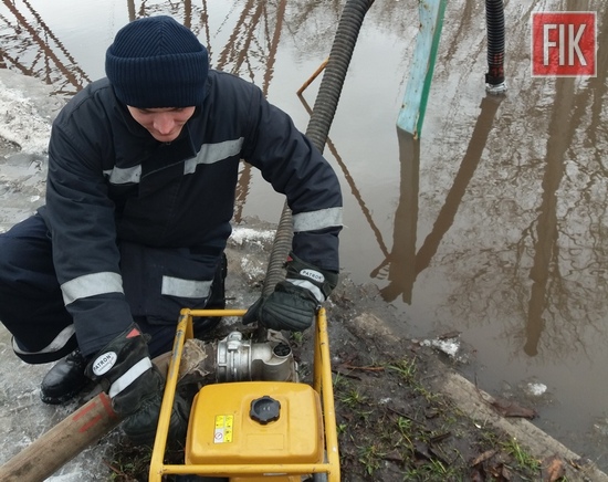 За минулу добу пожежно-рятувальні підрозділи Кіровоградської області тричі виїжджали для надання допомоги населенню по відкачці талих вод, які загрожували підтопленням приватних домоволодінь.