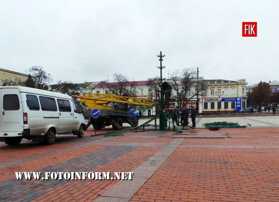 У Кропивницькому на головній площі міста встановлюють ялинку (ФОТО)