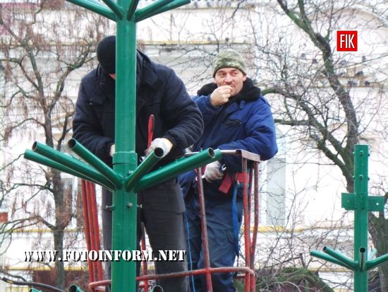 У Кропивницькому на головній площі міста встановлюють ялинку (ФОТО)