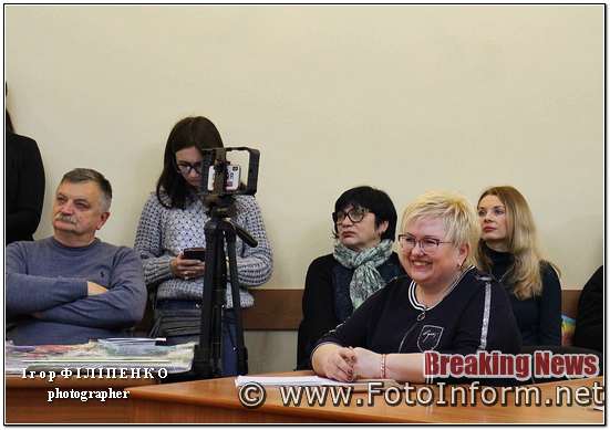 міська рада, фото игоря филипенко, Микола Цуканов, Лариса Костенко, У Кропивницькому відкриють ювілейну виставку дитячого малюнка (ВІДЕО)