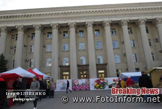 Сьогодні, 6 березня, перед будівлею міськради розташувалася велика святкова фотозона.