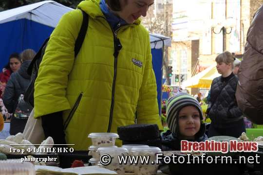 Зараз у місті Кропивницький на площі перед міською радою проходить весняний ярмарок.