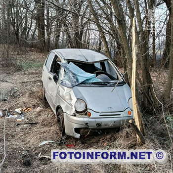 На Кіровоградщині автівка з'їхала у кювет та перекинулася (ФОТО)