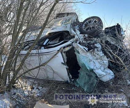 На Кіровоградщині зіткнулися дві автівки - одна машина перекинулася (фото)