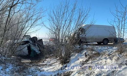 На Кіровоградщині зіткнулися дві автівки - одна машина перекинулася (фото)