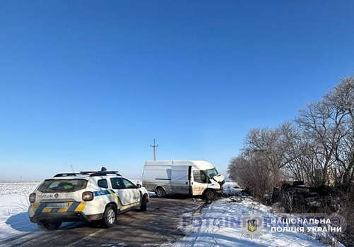 На Кіровоградщині зіткнулися дві автівки - одна машина перекинулася (фото)