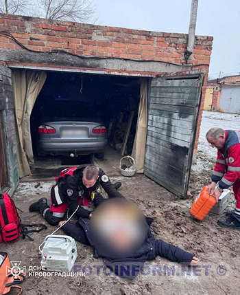 На Кіровоградщині знайшли чоловіка без ознак життя у зачиненому гаражі (фото)
