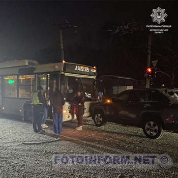 У Кропивницькому тролейбус зіткнувся з іномаркою (фото)