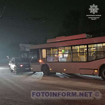 У Кропивницькому тролейбус зіткнувся з іномаркою (фото)