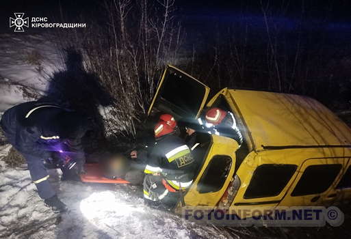 На Кіровоградщині автівка злетіла в кювет: водія госпіталізували (фото)