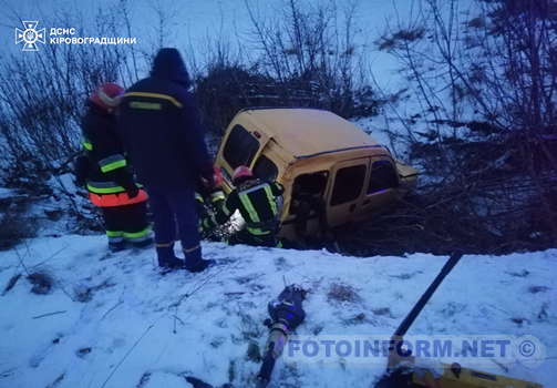 На Кіровоградщині автівка злетіла в кювет: водія госпіталізували (фото)