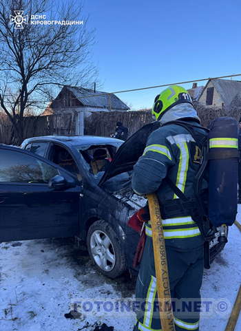 До Служби порятунку надійшло повідомлення про займання легкового автомобіля Nissan Leaf на вул. Олега Паршутіна м. Кропивницький, яку ліквідували місцеві вогнеборці
