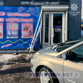 У Кропивницькому водій іномарки в'їхав у магазин