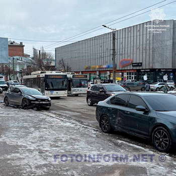 У центрі Кропивницького зіткнулися три автівки (фото)