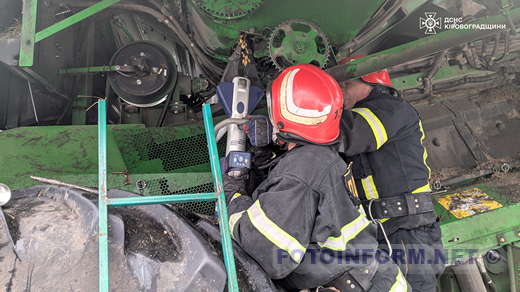На Кіровоградщині рятувальники деблокували чоловіка з механізму комбайна (фото)