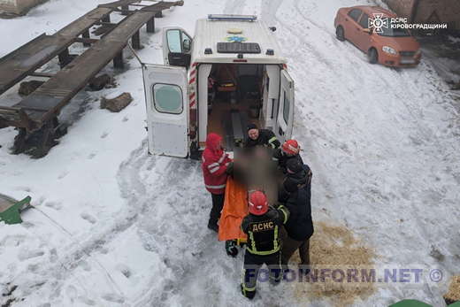 На Кіровоградщині рятувальники деблокували чоловіка з механізму комбайна (фото)