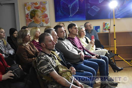 У Кропивницькому відбулася творча зустріч із митцями Олександром та Яною Косенками