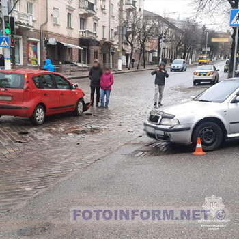 На перехресті у Кропивницькому зіткнулися дві іномарки (фото)