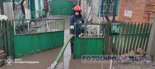 На Кіровоградщині рятувальники ліквідовують наслідки підтоплень (фото)