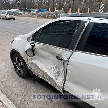 У Кропивницькому автівка «в’їхала» в магазин через недотримання дистанції (фото)