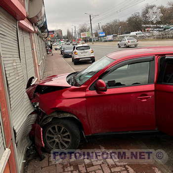У Кропивницькому автівка «в’їхала» в магазин через недотримання дистанції (фото)