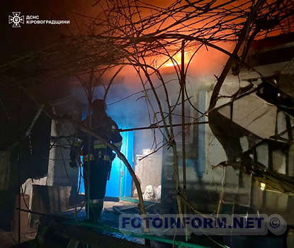 На Кіровоградщині внаслідок ворожої атаки загорівся житловий будинок (фото)