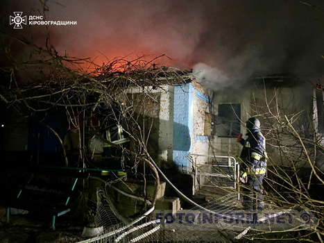 На Кіровоградщині внаслідок ворожої атаки загорівся житловий будинок (фото)