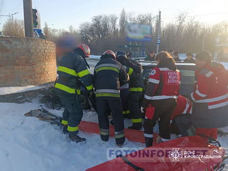 Рятувальники деблокували чоловіка після ДТП у Кропивницькому