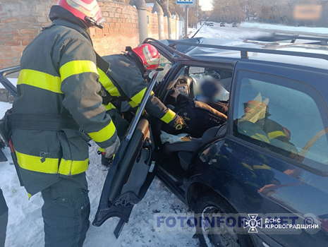 Рятувальники деблокували чоловіка після ДТП у Кропивницькому