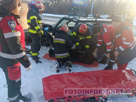 Рятувальники деблокували чоловіка після ДТП у Кропивницькому