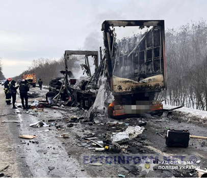 На Кіровоградщині авто зіткнулося зі автобусом, є загиблі (фото)