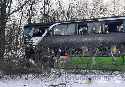 На Кіровоградщині авто зіткнулося зі автобусом, є загиблі (фото)