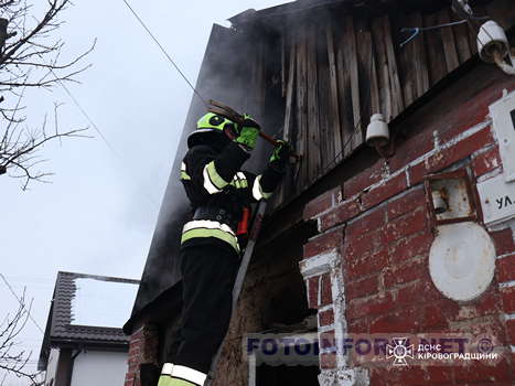У Кропивницькому рятувальники ліквідували пожежу в житловому будинку (фото)