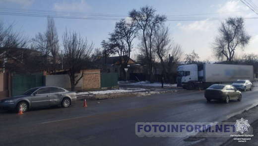 ДТП у Кропивницькому: вантажівка «викинула» легковик з проїжджої частини (фото)