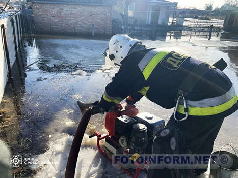 На Кіровоградщині рятувальники ліквідовують наслідки підтоплень (фото)