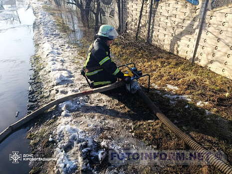 На Кіровоградщині рятувальники ліквідовують наслідки підтоплень (фото)