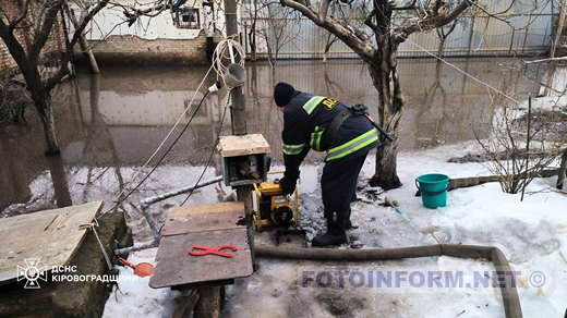 На Кіровоградщині рятувальники продовжують ліквідовувати наслідки підтоплень (фото)