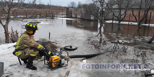 На Кіровоградщині рятувальники продовжують ліквідовувати наслідки підтоплень (фото)