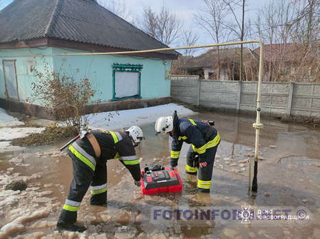На Кіровоградщині рятувальники продовжують надавати допомогу населенню у боротьбі з підтопленнями (фото)