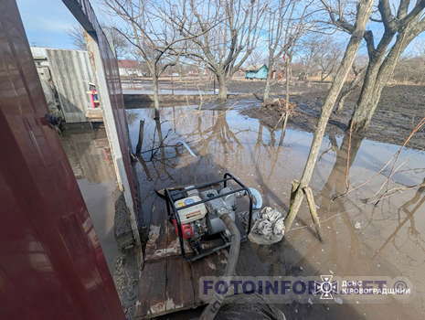 На Кіровоградщині рятувальники продовжують надавати допомогу населенню у боротьбі з підтопленнями (фото)