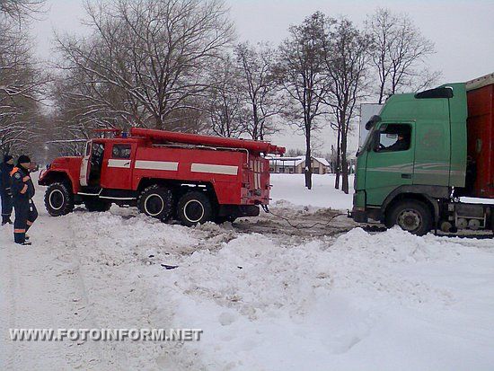 Кіровоградщина: водії транспортних засобів шукають допомогу у рятувальників (ФОТО)